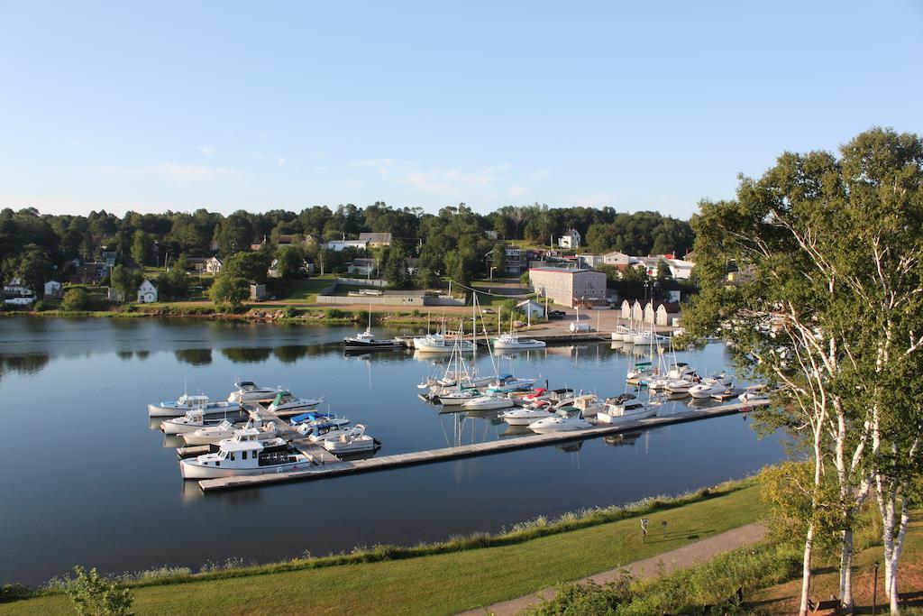 Montague Lanes Riverhouse Inn & Cottages מראה חיצוני תמונה
