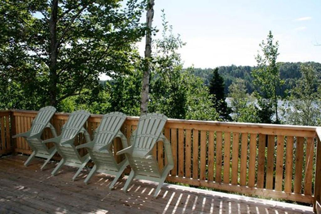 Montague Lanes Riverhouse Inn & Cottages חדר תמונה