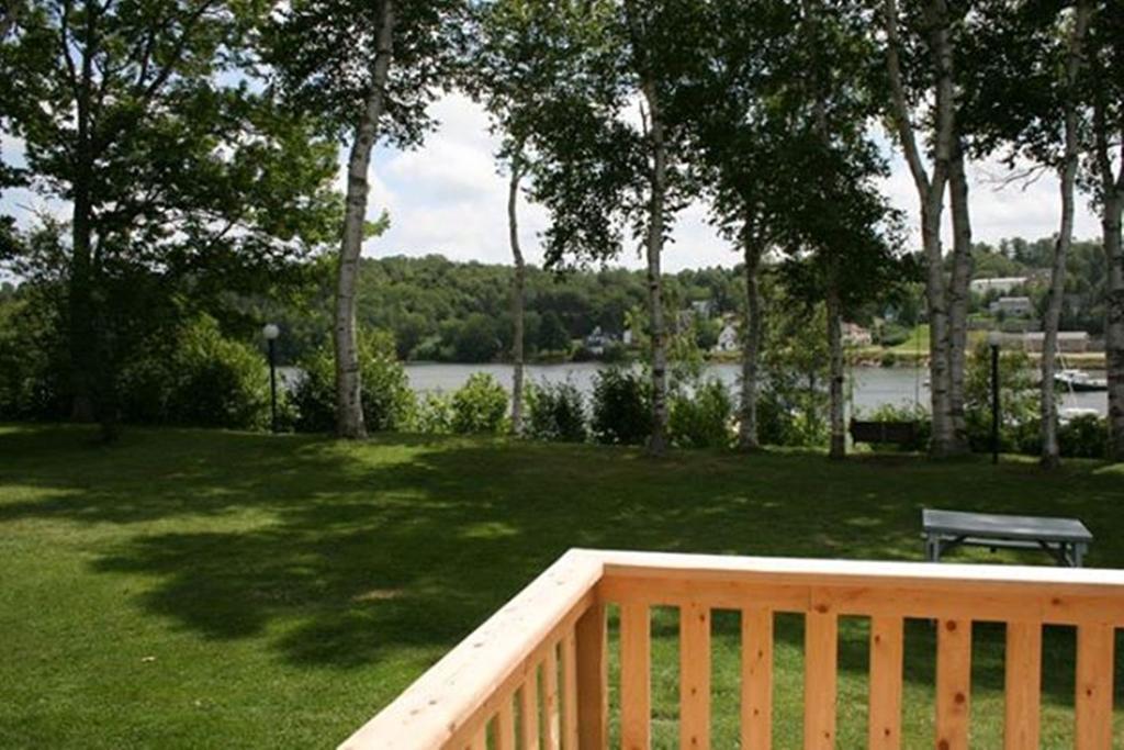 Montague Lanes Riverhouse Inn & Cottages חדר תמונה