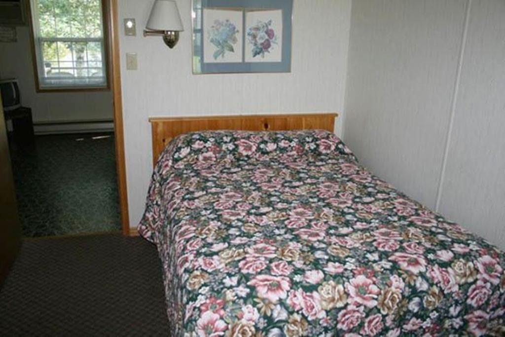 Montague Lanes Riverhouse Inn & Cottages חדר תמונה