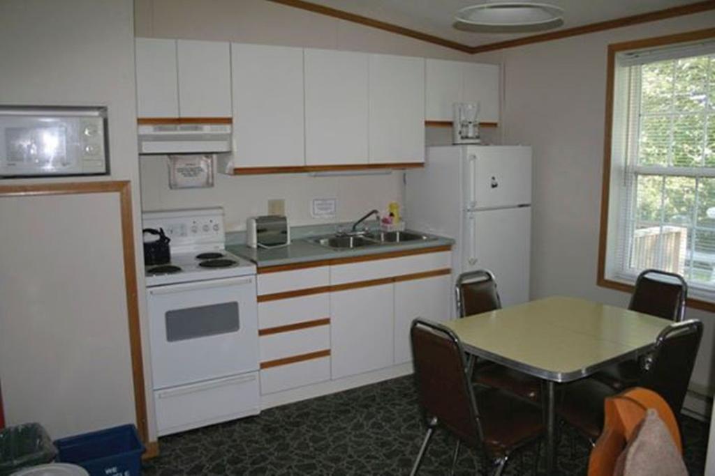 Montague Lanes Riverhouse Inn & Cottages חדר תמונה